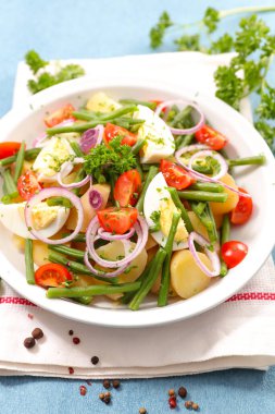 Yeşil fasulyeli sebze salatası, patates, yumurta ve domates.