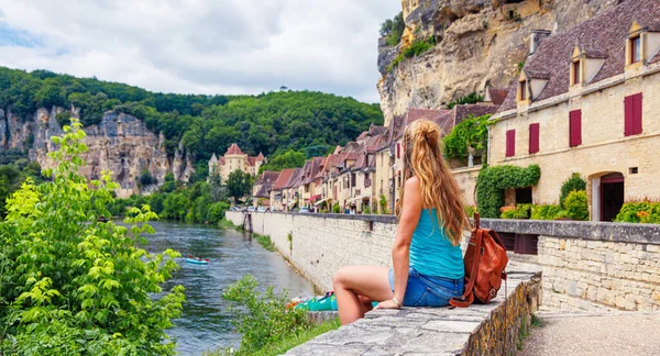 Mujer Turista Disfrutando Vista Del Famoso Pueblo Roque Gageac Francia — Foto de Stock