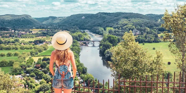 Жінка Туристка Насолоджується Видом Річку Польовий Гірський Пейзаж Дордонь Франції — стокове фото