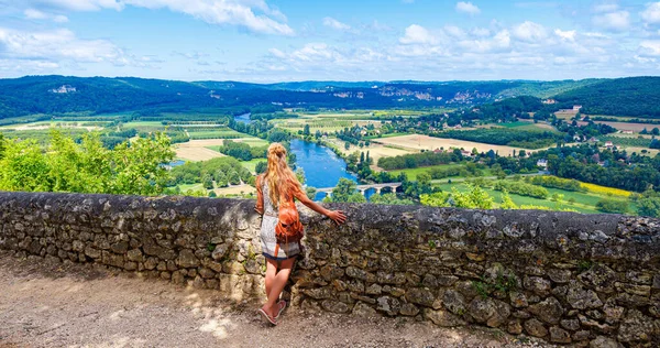 在法国旅行的妇女 多尔顿省风景与河流美景 度假理念 — 图库照片