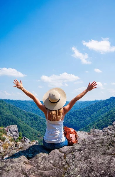 女人高高地坐着 张开双臂 欣赏山林旅行 自由的景象 — 图库照片
