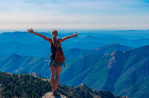 Путешествия Туризм Приключенческая Концепция Женщина Вершине Горы — стоковое фото