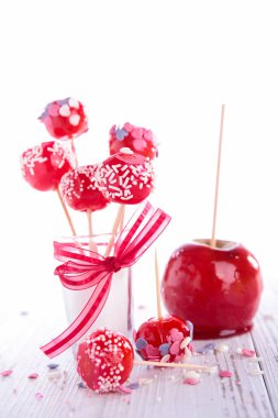 Şenlik partisi için kırmızı karamelli elma şekeri.
