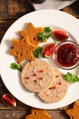 Geleneksel kaz ciğeri ve taze incir ve zencefilli kanepe. Fransız bayramı yemeği.