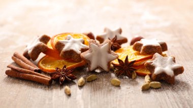 Kuru portakal ve baharatlı zencefilli kurabiye.