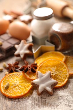 Kuru portakal ve baharatlı zencefilli kurabiye Noel yemeği konsepti