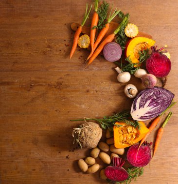 Çeşit çeşit çiğ sebze içeriği. 