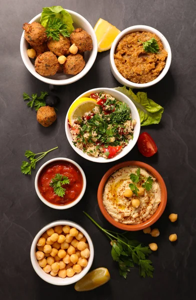 Válogatott Közel Keleti Arab Ételek Sötét Háttérrel Hummus Tabbloueh Saláta — Stock Fotó