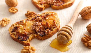 Kızarmış ekmek, keçi peyniri, ceviz ve bal.