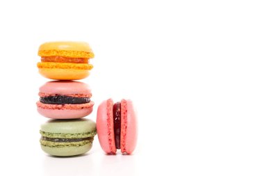 Beyaz arkaplanda renkli Fransız badem kurabiyeleri