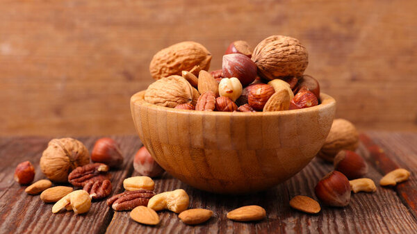 Ассорти орехов в миске

