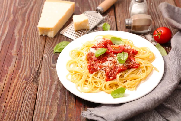 Teller Spaghetti Mit Tomatensauce Parmesan Und Basilikum — Stockfoto