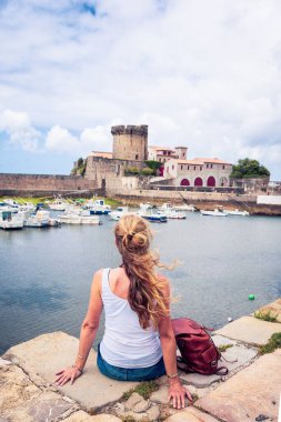 Fransa 'da Biarritz yakınlarındaki Ciboure, Saint de luz manzarasına bakan bir kadın.