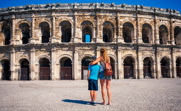 Mutter Und Sohn Besuchen Die Arena Von Nimes Frankreich — Stockfoto