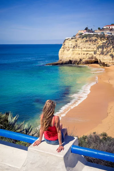 Mujer Sentada Disfrutando Hermosa Playa Portugal Viajes Turismo Turístico Concepto — Foto de Stock