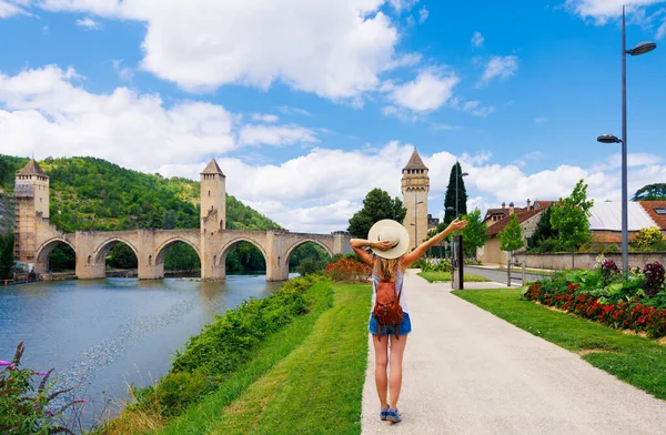 川と橋でフランス カホール市の風景を旅する女性 — ストック写真