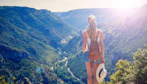 Hiker Kvinna Tittar Hisnande Berg Och Flod Panoramautsikt Vandringslust Resor — Stockfoto
