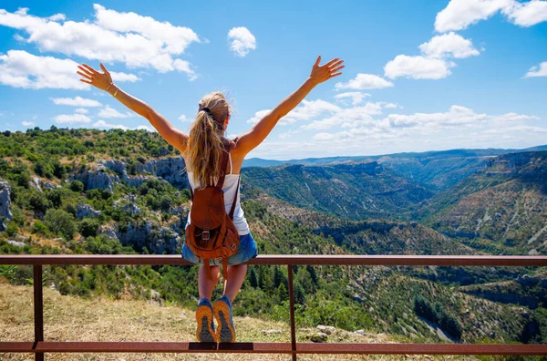Kvinna Med Armar Upp Njuter Panoramautsikt Bergslandskap Resor Turné Turism — Stockfoto