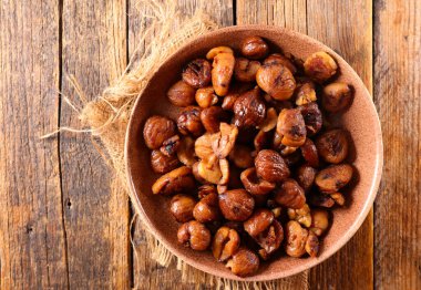 Ahşap arka planda ızgara kestane