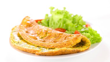 Beyaz arka planda omlet ve salata.