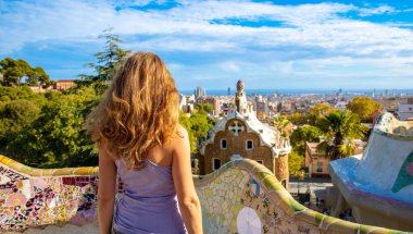 Barcelone 'deki kadın, Guell Park, turizm, seyahat, İspanya' da tatil