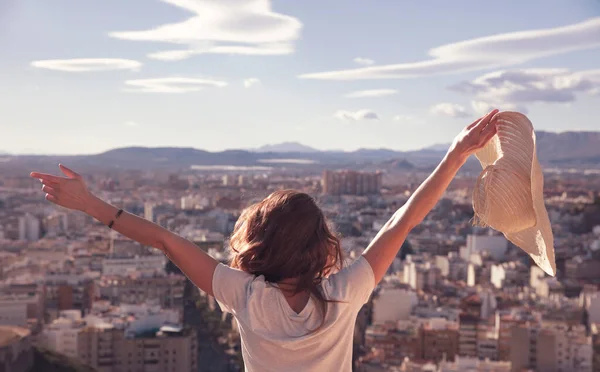 Щаслива Жінка Насолоджується Міським Краєвидом Іспанія — стокове фото