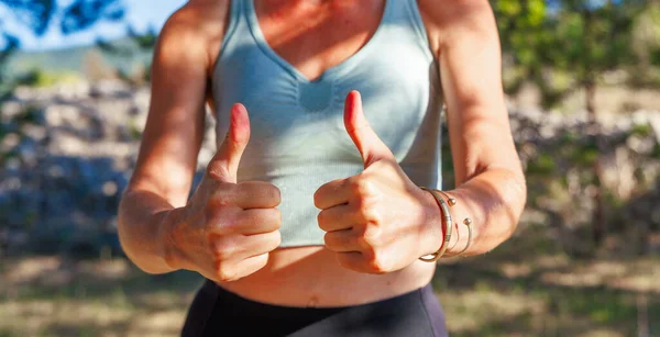 Vrouw Sport Motivatie Tonen Teken Fitness Yoga Training Prestaties — Stockfoto