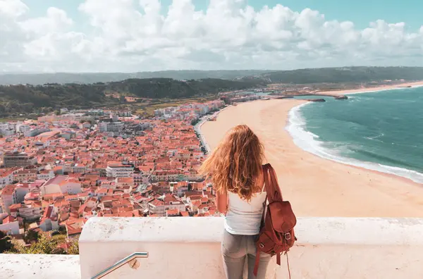 Nainen Nauttii Panoraamanäkymistä Kuuluisalle Natsirannalle Portugalissa — kuvapankkivalokuva