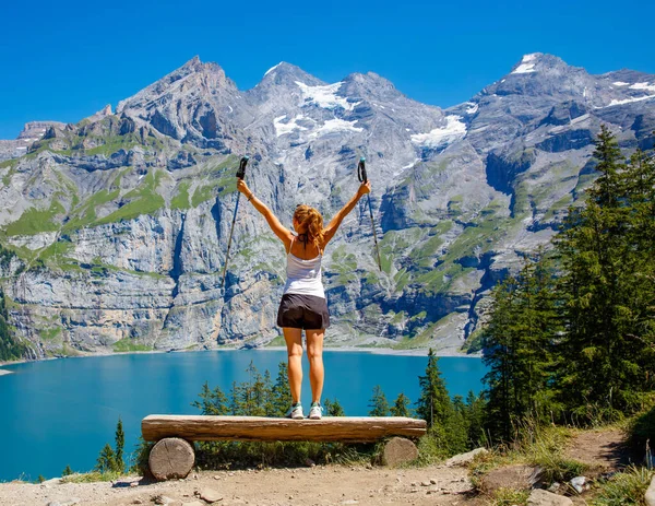 Wandelaar Vrouw Genieten Van Zwitserse Meer Alpen Berg — Stockfoto