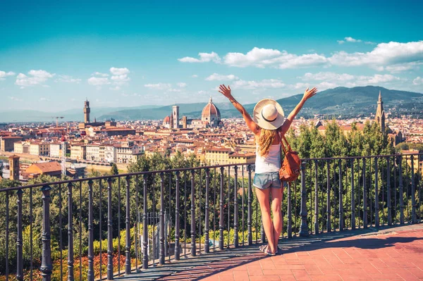 フローレンスシティスケープ観光 イタリア ヨーロッパでの休暇 フィレンツェのパノラマを楽しんで育った腕を持つ幸せな女性 — ストック写真