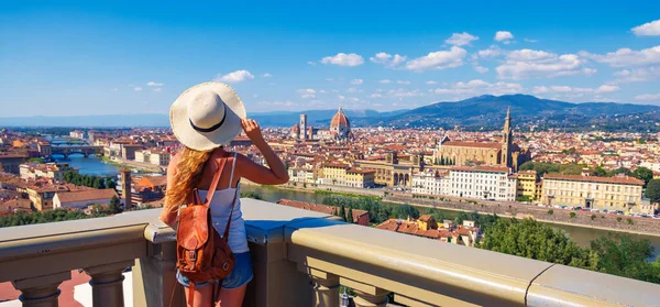 Donna Felice Con Braccia Alzate Godendo Panoramica Firenze Cityscape Turismo — Foto Stock