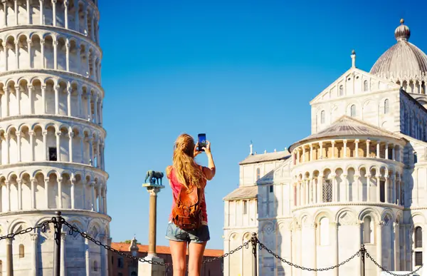 在意大利旅行 用智能手机拍照的女人 比萨塔 大旅游 在欧洲旅行 — 图库照片