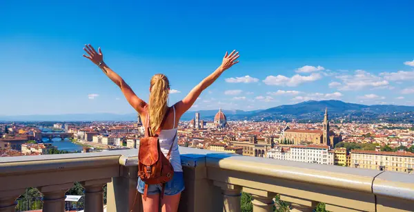 Kolları Havada Mutlu Bir Kadın Florence Cityscapapapamic Keyfini Çıkarıyor Turizm — Stok fotoğraf