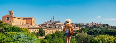 İtalya 'daki Siena şehrinin panoramik manzarasına bakan kadın turist turizm, seyahat, Avrupa' da tatil