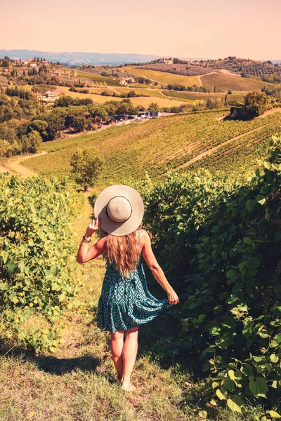 Traveler Woman Blue Dress Hat Looking Tuscany Landscape Italy — Stock Photo, Image