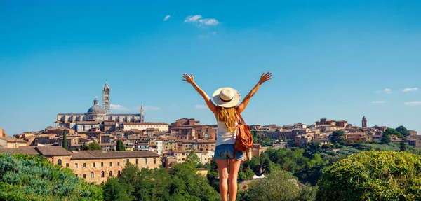 Donna Turista Guardando Vista Panoramica Siena Paesaggio Urbano Italia Turismo — Foto Stock