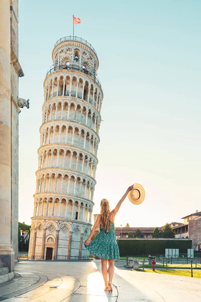 Mujer Con Sombrero Vestido Azul Disfrutando Torre Inclinada Pisa Italia — Foto de Stock