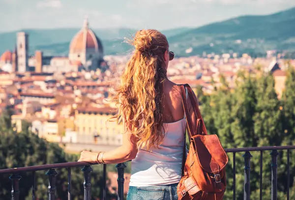 Talya Floransa Bakan Kadının Arkadan Görünüşü Firenze Tur Turizmi Seyahat — Stok fotoğraf