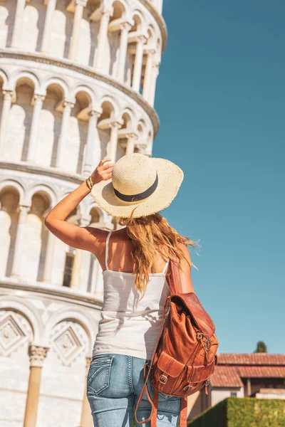 Mujer Viajera Frente Torre Inclinada Pisa Toscana Italia — Foto de Stock