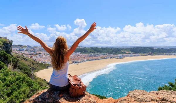 Destino Viagem Portugal Idílica Praia Nazare Com Mulher Apreciando Vista — Fotografia de Stock