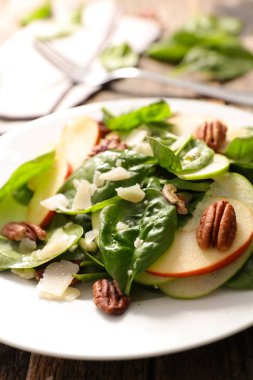 Ispanak, elma, ceviz ve parmesanla karışık salata.