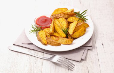 Domates soslu kızarmış patates ve biberiye fırınlanmış patates.