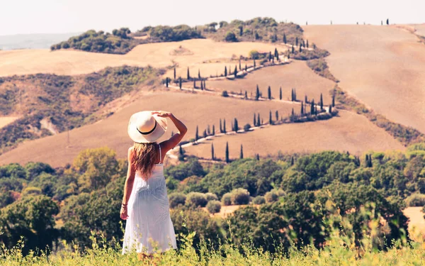 Attractive Young Female Hat White Dress Traveling Tuscan Landscape Italy — Stock Photo, Image