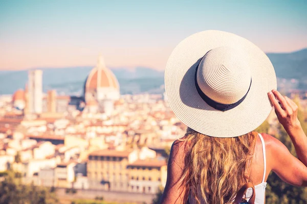 Chica Mirando Horizonte Ciudad Florencia Turismo Turístico Viajes Vacaciones Europa — Foto de Stock