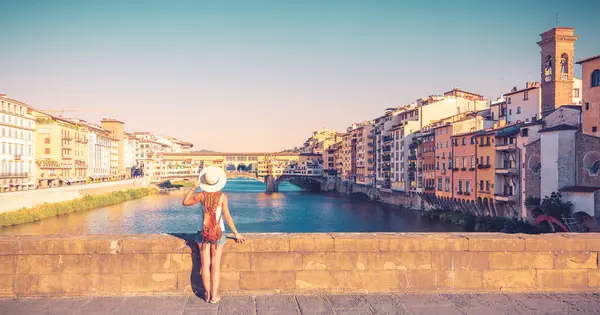 Gezgin Bayan Turist Talya Nın Floransa Toskana Kentindeki Ponte Vecchio — Stok fotoğraf