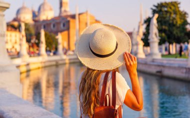 İtalya 'da seyahat eden genç bir kadın Padua, Padova, Padoue şehri, nehir ve köprü Prato della Valle Meydanı ve Santa Giustina Bazilikası