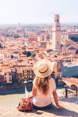 Verona şehrine bakan genç bayan gezgin... seyahat, turizm, İtalya 'da tatil...