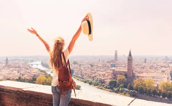 Mutlu Bayan Turist Verona Şehrinin Manzarasının Tadını Çıkarıyor Talya Seyahat — Stok fotoğraf