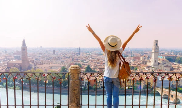 Mutlu Bayan Turist Verona Şehrinin Manzarasının Tadını Çıkarıyor Talya Seyahat — Stok fotoğraf