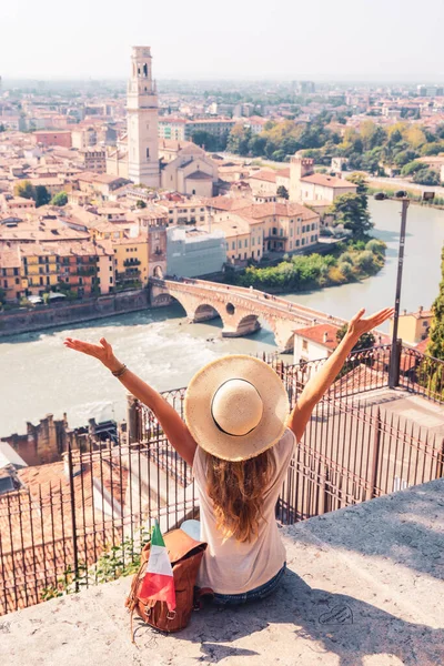 Ung Kvinnlig Resenär Njuter Verona Stad Pamoramisk Utsikt Resor Turné — Stockfoto